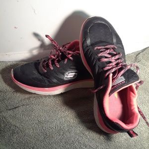 Women's memory foam skechers (Very used)
